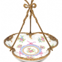 כלי נוי צרפתי עתיק עשוי פורצלן מעוטר ציורי יד בסגנון 'סוורה'