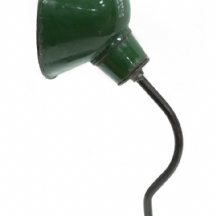 מנורת קיר גדולה תעשייתית עשויה מתכת ואמייל (פגמים לאמייל), בסיס עץ