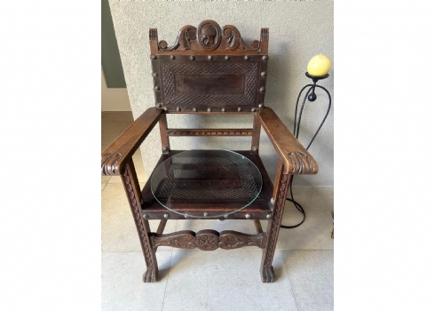 כרסה עתיקה מהמאה ה-19 בסגנון הניאו בארוק, עשויה עץ מגולף ביד ריפוד עור