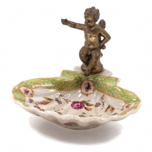צלחת פורצלן בצורת צדפה מעוטרת עם מלאך ברונזה בסגנון אר נובו