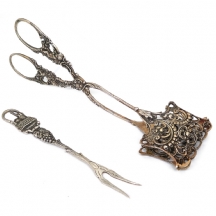 זוג כלי כסף, הכולל מספרי הגשה מעוטרים בעבודת פיליגרן עדינה, לצד מזלג חטיפים