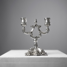 פמוט כסף דו קני עשוי כסף סטרלינג, מעוטר עיטורי בלט וחתום