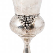 גביע קדוש עשוי כסף סטרלינג (925), מעוטר עיטורי בלט בדגם אשכול ענבים ועלי גפן