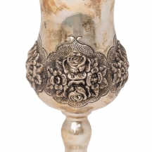 גביע קדוש עשוי כסף סטרלינג (925), מעוטר עיטורי בלט בדגם שושנים פורחות