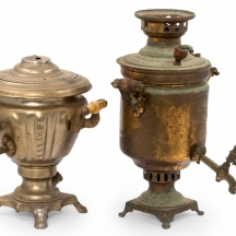 שני סמוברים רוסים, עשויים מתכת, ידיות בקליט ועץ