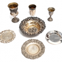 7 כלי כסף שונים, חלקתם מתוצרת נצורפים והאחים חדד, חתומים