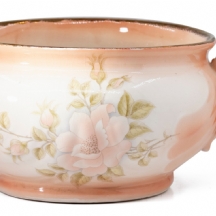 סיר לילה עשוי חרסינה מעוטר הדפס פרחוני על רקע בגוון קרם