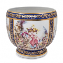 עציץ פורצלן קטן (Cache Pot) בסגנון עתיק, מעוטר בהדפסים של סצנות חיזור גאלנטיות