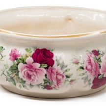 סיר לילה עשוי חרס מעוטר בהדפס שושנים פורחות, חתום