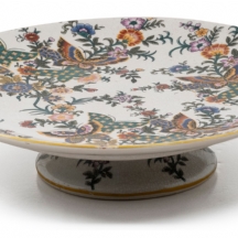 מעמד לעוגה (טזה) עשוי חרסינה מעוטרת באמייל בדגם פרפרים