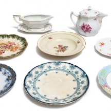 8 חפצי פורצלן, מעוטרים , חלקם חתומים