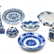 7 כלי פורצלן עתיקים, מעוטרים בקובלט כחול, דגמים ויצרנים שונים