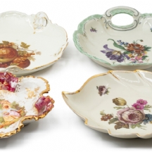 4 כלי פורצלן מעוטרים וחתומים