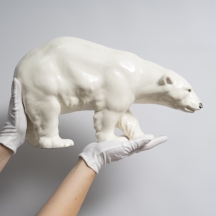 פסל חרסינה גדול בדמות דב קוטב - בסגנון אר נובו, מעוטר בצביעת יד