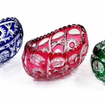 3 כלי קריסטל צבעוניים, מעוצבים בצורת סירה בעוטרים בליטוש מסוג Cut to Clear