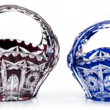 זוג כלי קריסטל צבעוניים, מעוצבים בצורת סלסלות בעוטרים בליטוש מסוג Cut to Clear