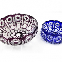 זוג כלי קריסטל צבעוניים, מעוצבים בצורת קערות בעוטרים בליטוש מסוג cut to clear