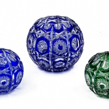 3 כלי קריסטל צבעוניים, מעוצבים בצורת כדורים מעוטרים בליטוש מסוג cut to clear