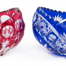 זוג כלי קריסטל צבעוניים, מעוצבים בצורת סירות בעוטרים בליטוש מסוג Cut to Clear