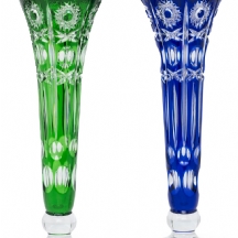 זוג אגרטלי קריסטל צבעוניים, מעוצבים בצורת קונוס בעוטרים בליטוש מסוג cut to clear