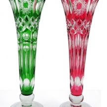 זוג אגרטלי קריסטל צבעוניים, מעוצבים בצורת קונוס בעוטרים בליטוש מסוג Cut to Clear