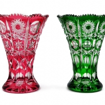 זוג אגרטלי קריסטל צבעוניים, מעוצבים בצורת קונוס מעוטרים בליטוש מסוג Cut to Clear