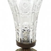 בסיס למנורה שולחנית עשוי פליז יצוק וקריסטל מלוטש בעבודת ביד