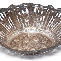 כלי כסף עשוי כסף 800 בצורת סלסלה, מעוטר עיטורי בלט בסגנון נפוליאון ה-3