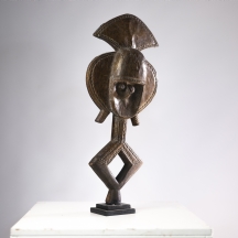 פסל אפריקאי המייצג שריד קדוש, מסוג 'קוטה אובמבה' (Kota Obamba Reliquary) מגבון