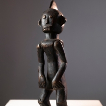 פסל אפריקאי גדול עשוי עץ מגולף