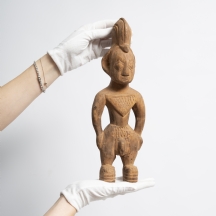 פסל 'איבג'י' (Ibeji) אפריקאי של אנשי היורובה (Yoruba people) בדמות אישה עשוי עץ