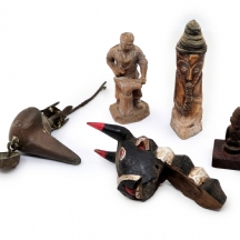 5 חפצים אפריקאים דקורטיבים שונים מעץ ומתכת