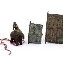 שלושה חפצי נוי אפריקאים שונים עשויים מתכת