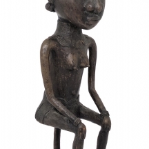 פסל 'ברונזת בנין' אפריקאי יצוק בדמות אישה יושבת