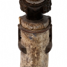 מיכל אפריקאי גדול של אנשי האמבטה (Ambete People) מגבון, עשוי עץ מגולף בעבודת יד