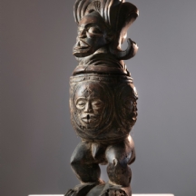 מיכל אפריקאי של אנשי הצ'וקוואה (Chokwe people) מסוג 'Chibinda Ilunga' ומכסה תואם