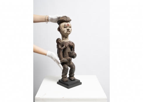 פסל אפריקאי של אנשי הבמילקה 'Bamileke' מקמרון, עשוי עץ מגולף ופיגמנט