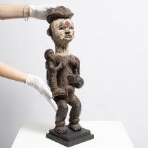 פסל אפריקאי של אנשי הבמילקה 'Bamileke' מקמרון, עשוי עץ מגולף ופיגמנט