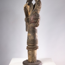 פסל אפריקאי בצורת ראש בובה (מריונטה) או ראש מוט, של אנשי הקויו (Kuyu)