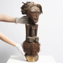 פסל אפריקאי של אנשי הפאנג (Fang) מגבון עשוי עץ מגולף, סיבים צמחיים ונוצות