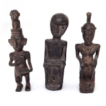 שלושה פסלוני מתכת אפריקאים
