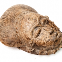 מסיכה אפריקאית של שבט הבאולה (Baule) מחוף השנ הב, עשויה עץ מגולף בעבודת יד