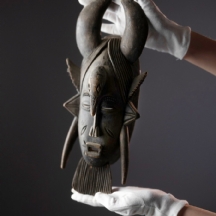 מסיכה אפריקאית של אנשי שבט הסנופו Senufo מחוף השנ הב, עשויה עץ מגולף בעבודת יד