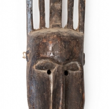 מסכה אפריקאית מסוג Bamana או Bambara, עשויה עץ מגולף בעבדות יד.