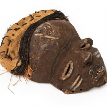 מסיכה אפריקאית מסוג 'Fumu Jia Kifutshi Mask' אפריקאית עשויה עץ' אריג וקש