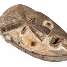 מסיכה אפריקאית מסוג 'Nkoki mask' (מסכת גבר) של אנשי שבט לוואלווה (Lwalwa)