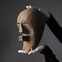 מסכה אפריקאית שבטית מסוג: 'Kifwebe mask' (משבט ה: Songye או Luba), עשויה עץ