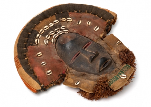 מסכה אפריקאית עתיקה של אנשי הדן (Dan People) עשויה עץ, בד, רפיה וקונכיות