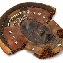 מסכה אפריקאית עתיקה של אנשי הדן (Dan People) עשויה עץ, בד, רפיה וקונכיות