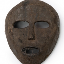 מסיכה אסייתית עתיקה מאזור ההימלאיה עשויה עץ, מגולפת ביד ושיני מתכת